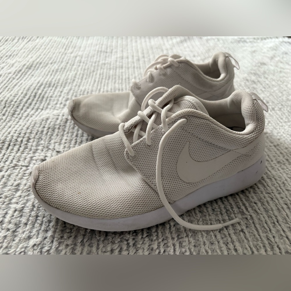 NIKE Roche Women’s White Athletic Shoes, Size 7